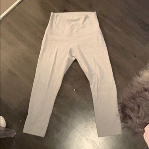 gray lulu lemon crop yoga pants